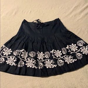Embroidered black linen Ann Taylor skirt. Size 10.